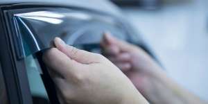 Ingin Pasang Door Visor, Perhatikan 4 Tips Ini