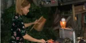 Mudik ke Pasuruan, Inul Jadi 'Tukang' Sate