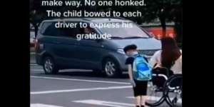 Viral Video Bocah Beri Hormat Pengguna Jalan, Alasannya Bikin Salut