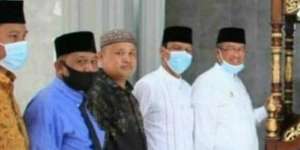 Heboh Bupati Solok Masuk Masjid Pakai Sepatu