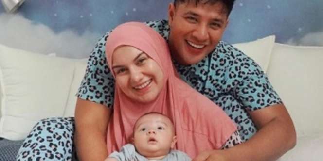 8 Momen Ammar Zoni dan Irish Bella Ajak Baby Air Main di Kampung