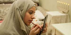 5 Langkah Membuat Cupid's Bow Lebih Jelas