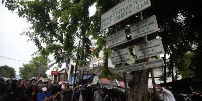 FOTO Aparat Gabungan Copot Atribut FPI di Petamburan