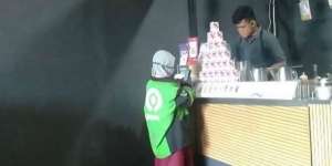 Fakta Mengharukan di Balik Foto Viral Bocah Berjaket Ojol