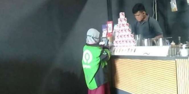 Fakta Mengharukan di Balik Foto Viral Bocah Berjaket Ojol
