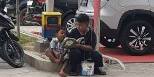 Viral Foto Kakak Penjual Balon Ajari Adik Baca Iqra di Parkiran