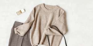 Hangat di Musim Hujan, Padu Padan Outfit Modis Warna Sand Beige