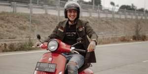 8 Outfit Mahal Arya Saloka, Tas Kecil Harganya 'Gak Main-Main'