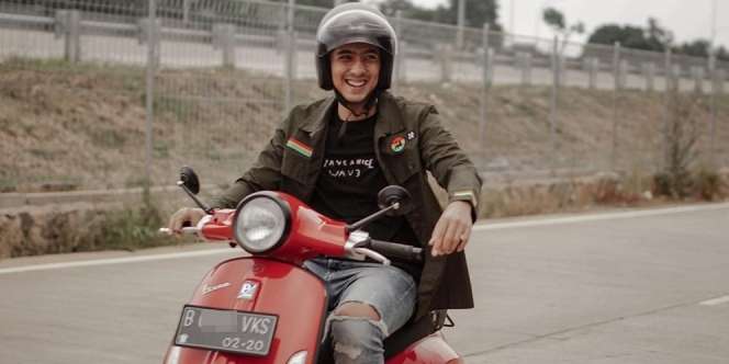 8 Outfit Mahal Arya Saloka, Tas Kecil Harganya 'Gak Main-Main'