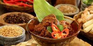BEEF UP! Chef Marco Braun Unjuk Skill Masak Rendang di Indonesian Meat Cuisine