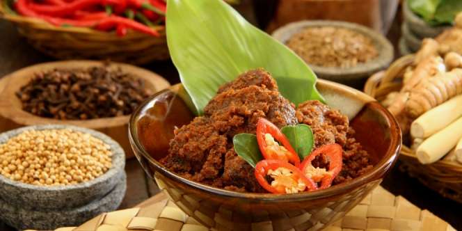 BEEF UP! Chef Marco Braun Unjuk Skill Masak Rendang di Indonesian Meat Cuisine