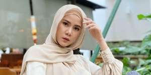 Jadi Ibu Dua Anak, Gaya Kece Cynthia Ramlan Pakai Outfit Ivan Gunawan