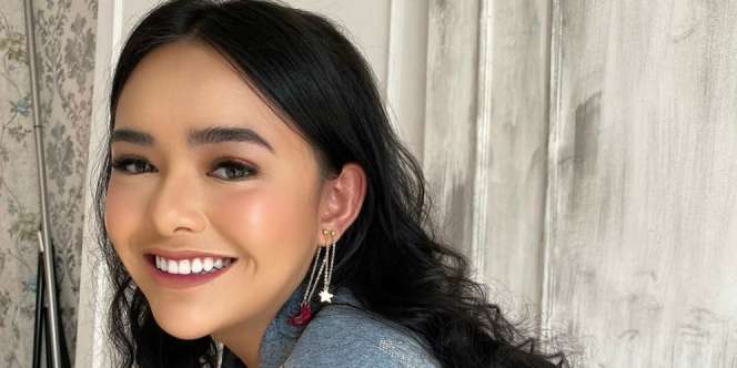 Amanda Manopo Main Kuda-kudaan, Sandal Karet Rp3 Juta Disorot