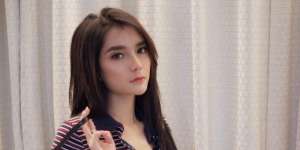 Pose Pegang Pistol Gaya Nabilla Aprillya Bikin Salfok
