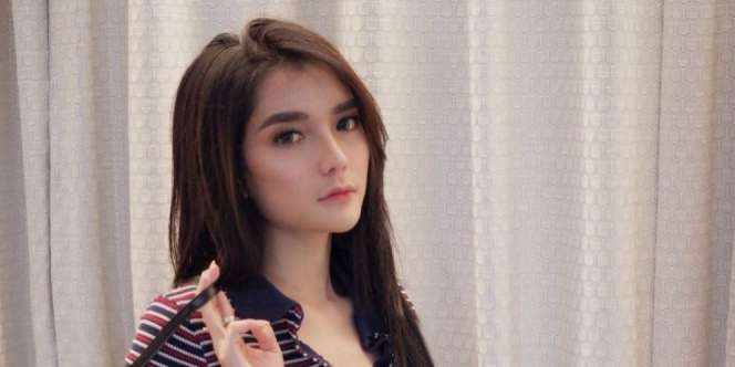 Pose Pegang Pistol Gaya Nabilla Aprillya Bikin Salfok