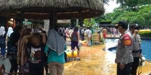 Viral Video Polisi Bubarkan Kerumunan di Waterboom Cikarang