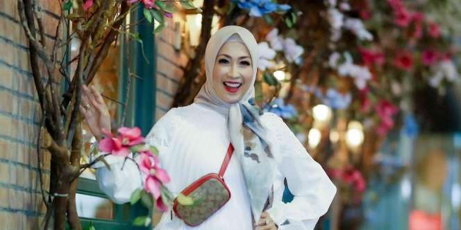 Tanpa Gamis, Gaya Emak Mae Tukang Ojek Pengkolan `Bertato` Bikin Geger