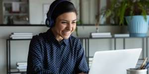 Tip Pakaian yang Cocok Saat Wawancara Online