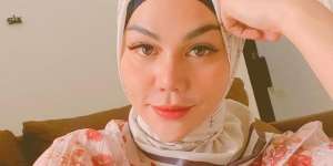 Modis dan Santun, Padu Padan Hijab Outfit DJ Katty Butterfly