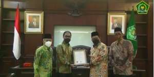 Kemenag Serahkan Sertifikat Halal Vaksin Sinovac ke Bio Farma