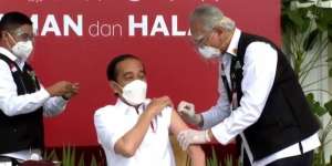 Jokowi Terima Suntikan Vaksin Covid-19, Vaksinasi Dimulai!