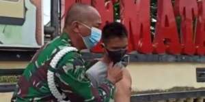 Tangis Prajurit TNI di Depan Kantor Polisi: `Tolong Saya Bapak`