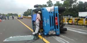 Innalillahi, Mobil Pengantar Pasien Covid-19 OTG Terguling di Tol Jagorawi