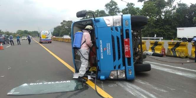 Innalillahi, Mobil Pengantar Pasien Covid-19 OTG Terguling di Tol Jagorawi