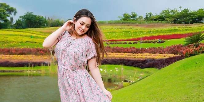 Pose di Pinggir Sawah Aja Cantik, Lihat Foto Body Goals Celine Evangelista