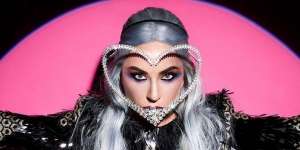 Tren Face Shield Unik, Intip Gaya Modis Syahrini Hingga Lady Gaga
