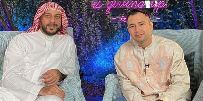 Momen Syekh Ali Jaber Beri Raffi Ahmad Jubah Penjaga Makam Rasul