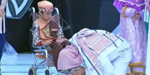 Momen Haru Syekh Ali Jaber Cium Kaki Bocah Hafiz 30 Juz yang Idap Lumpuh Otak