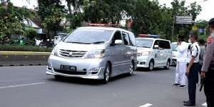 FOTO: Lantunan Tahlil Iringi Proses Pemakaman Syekh Ali Jaber