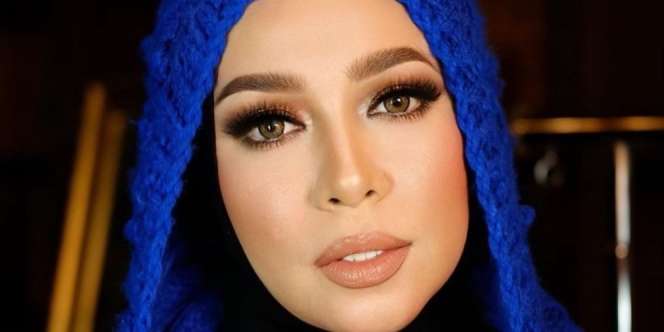 Nongkrong di Toilet, Gaya Melly Goeslaw Pakai Face Shield Unik Curi Perhatian
