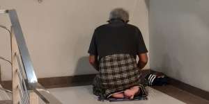 Sholat di Pojok Tangga, Alasan Kakek Ini Bikin Haru