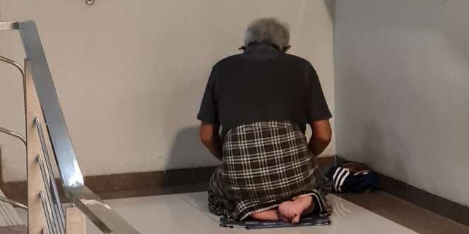 Sholat di Pojok Tangga, Alasan Kakek Ini Bikin Haru