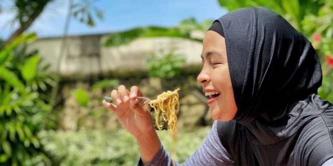Gaya Floating Breakfast Tantri Kotak dan Suami Bikin Ngakak