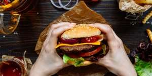 Didenda Gara-Gara Nekat Beli Burger Saat Covid-19 Mengganas