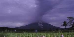 Gunung Semeru Meletus, Muntahkan Awan Panas Sejauh 4,5 Kilometer
