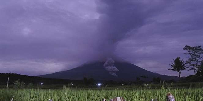 Gunung Semeru Meletus, Muntahkan Awan Panas Sejauh 4,5 Kilometer