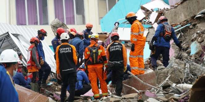 Cegah Covid-19 di Pengungsian Gempa Sulbar, Satgas Pasok Alat Rapid Test Antigen