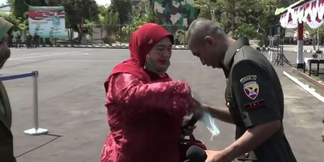 Momen Haru Tentara Baru Lulus Bertemu Ibunda yang Terpisah 18 Tahun