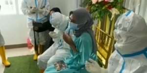 Kisah Haru Pasien Covid-19 di Wisma Atlet Nikah Online