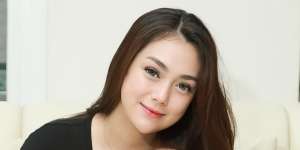 Jadi Mamah Muda, 5 Gaya Kece Celine Evangelista bak ABG
