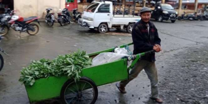 Ayah Tukang Sayur Keliling, Dua Anaknya Lulus Sarjana