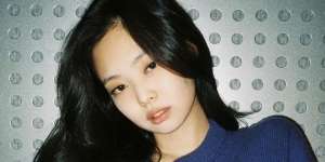 Alat Ini Sering Dipakai Jennie Blackpink Biar Bikin Wajah Tirus