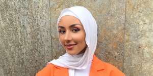 Trik Padukan Hijab Outfit Warna Cerah untuk Tampilan Simple