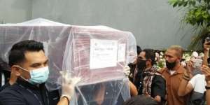 Pilu! Tangis Keluarga Pecah Sambut Jenazah Pramugari Sriwijaya Air