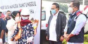 Mensos Risma Lepas 15 Mantan Gelandangan dan Pengemis Bekerja di Waskita Karya