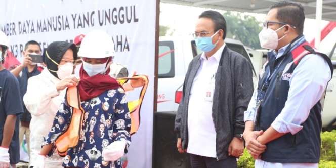 Mensos Risma Lepas 15 Mantan Gelandangan dan Pengemis Bekerja di Waskita Karya